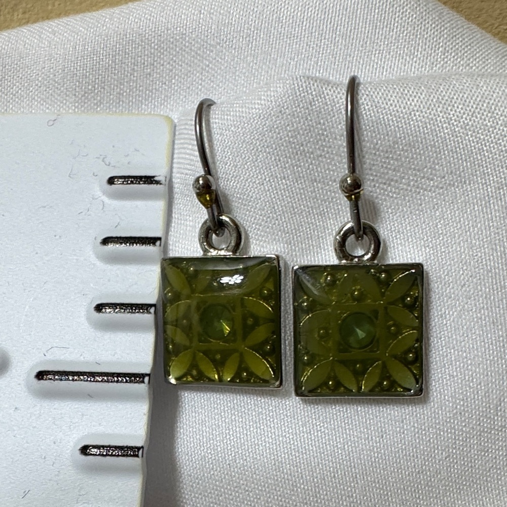 Elegant Green Square Earrings - Picture 2 of 6